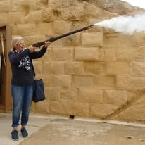 Deelnemer tijdens een gezamenlijke NIM-activiteit bij een historische locatie op Malta