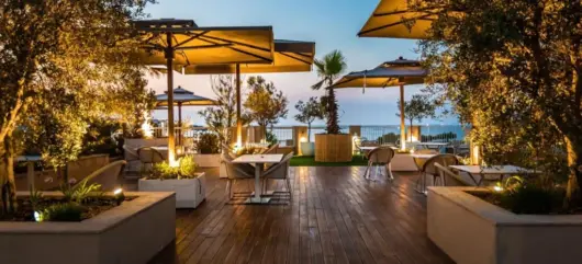 Lagoon Pool Bar bij Salini Resort waar de maandelijkse NIM-borrel plaatsvindt